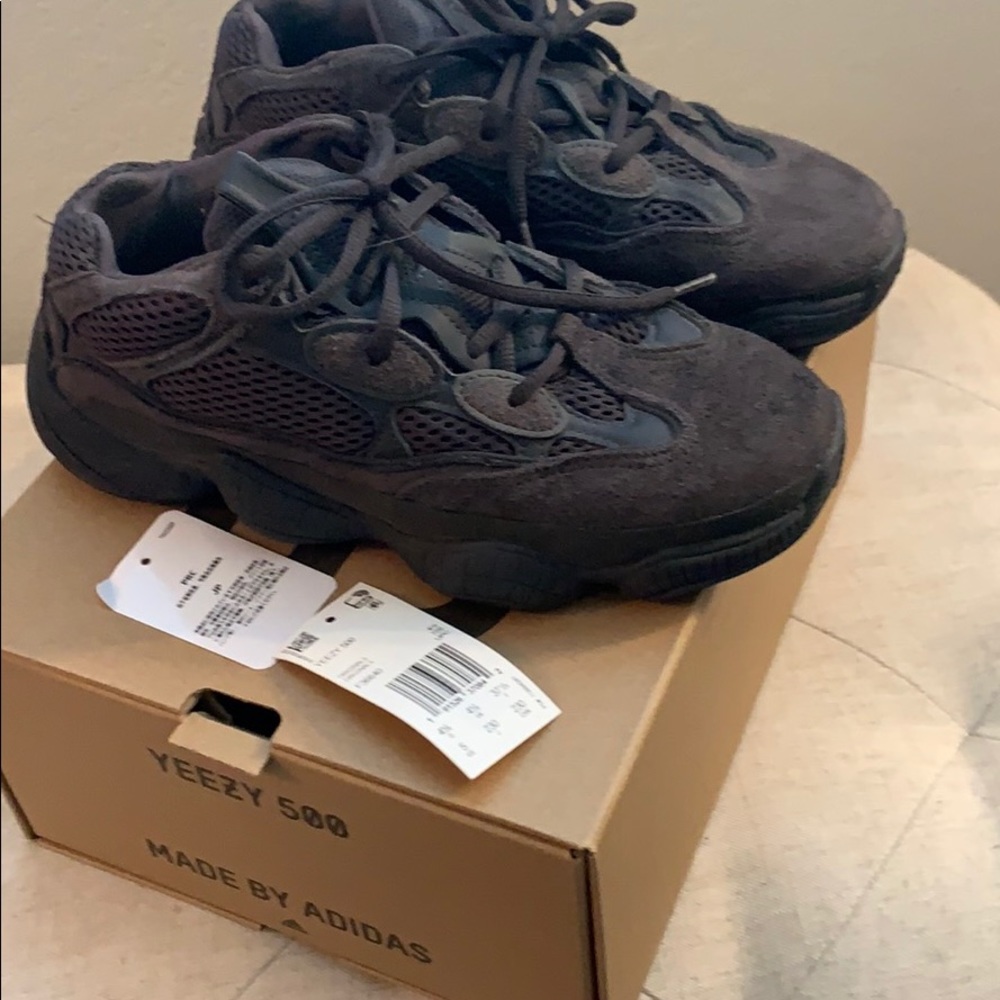 Black yeezy 500 men’s size 5 women’s size 6.